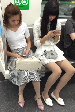 地铁上的两位美丽俏姑娘 [188 MB]