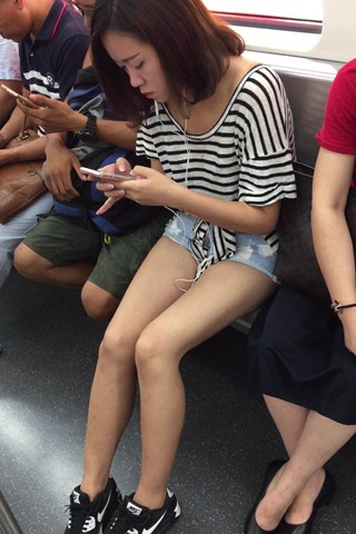 地铁上的美腿热牛气质姑娘 [168 MB]