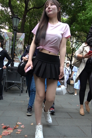 街拍活泼可爱的粉色T恤短裙女孩