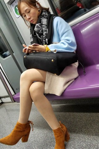 地铁里遇见成熟的棕色短靴姐姐
