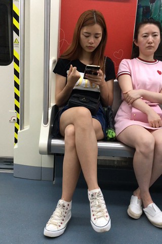 地铁上的美腿姐妹 [398 MB]