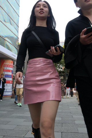 街拍性感的粉色裙美女 [2.73 GB]
