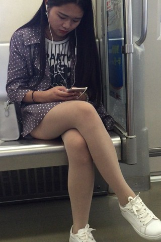 地铁上看手机的小白鞋女孩 [298 MB]
