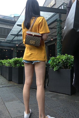 街拍黄色T恤热牛小姐姐