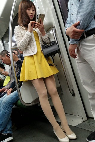 地铁上的黄色短裙美眉 [1.01 GB]