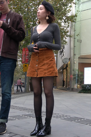 街拍棕色短裙配黑丝的时尚女郎 [2.04 GB/MP4]