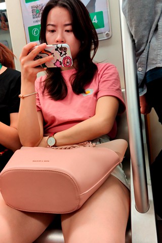 粉色T恤女孩