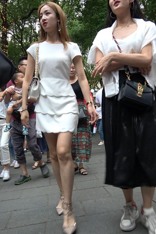 街拍时尚的白裙气质美女