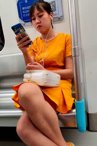 橙黄色连衣裙姑娘