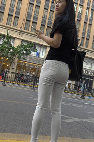 街拍黑色T恤紧身白裤美臀mm [1.25 GB]