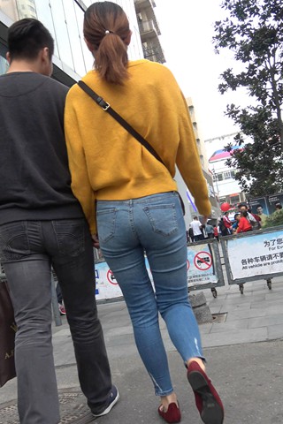 招人喜欢的黄衣服牛仔裤美眉 [840 MB]