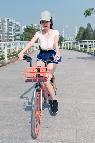 婷婷美女骑单车 【图片+视频】