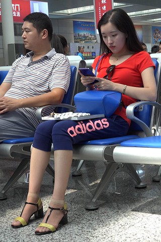 红色T恤女孩穿着凉鞋配短丝 [3.23 GB]