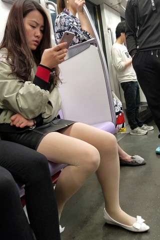 地铁上的白鞋女孩