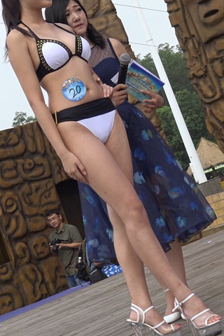 20、21号泳装模特儿