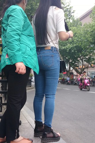 偶遇路边等车的紧牛白T恤邻家女孩 [973 MB]