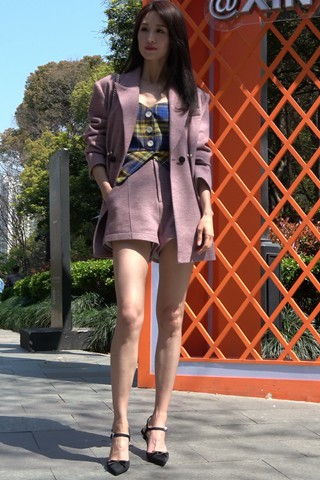 时尚苗条好身材的西装外套美女摆拍 [0.97 GB]