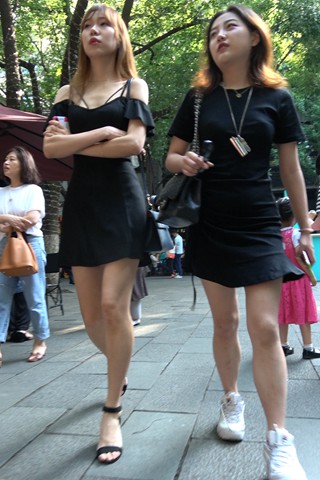 街拍黑色连衣裙美眉