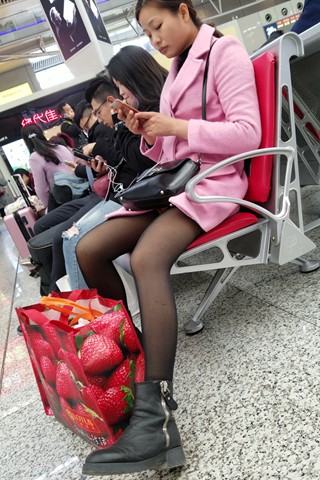 粉色外套美眉 [564 MB]